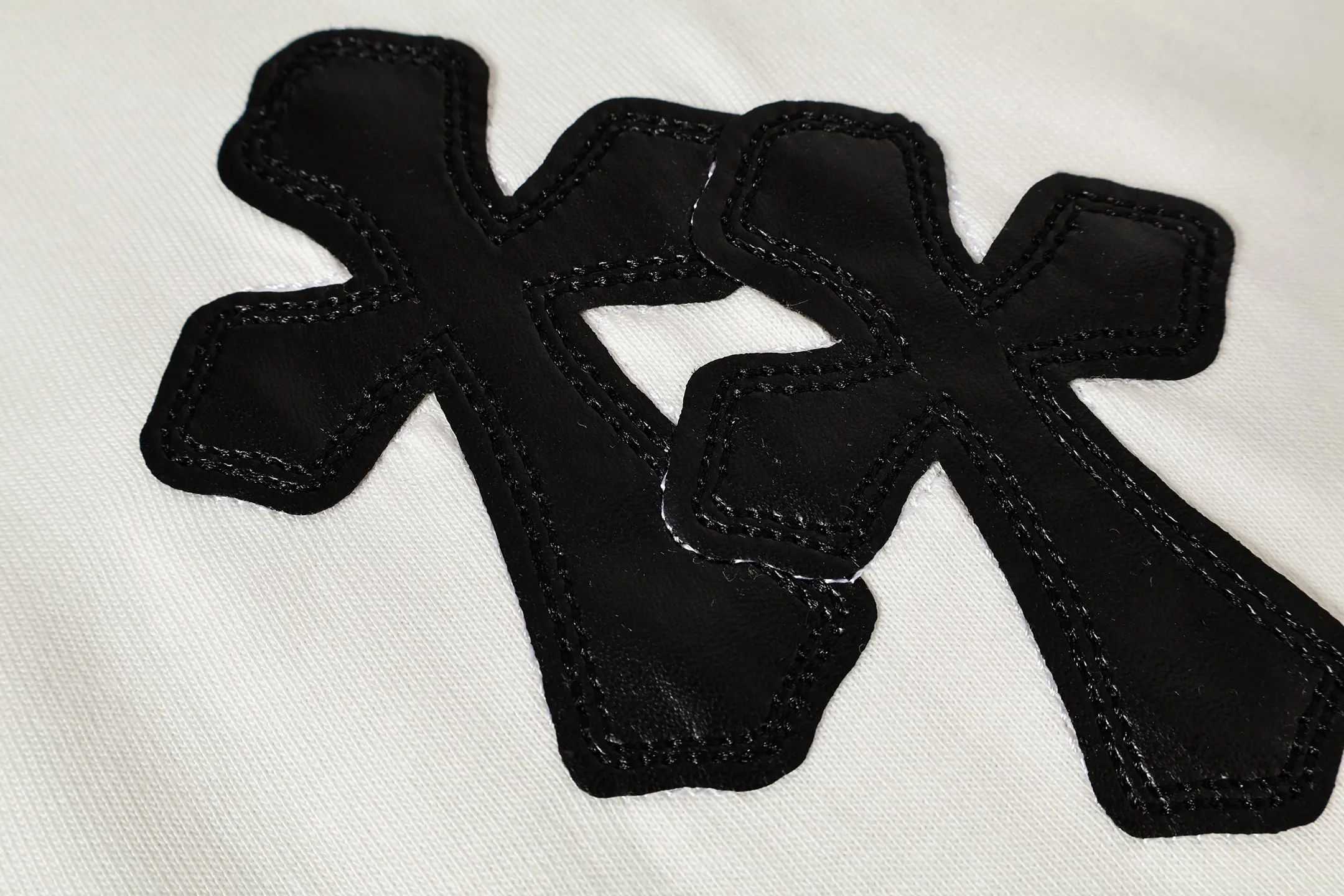P150 Cross-border model, please do not place an order if you are pursuing quality - Chrome Hearts/Chrome Hearts joint Off white cross-leather short-sleeved T-shirt - High weight, high density, high quality, soft, delicate and skin-friendly wool, soft and silky to the touch, excellent warmth and skin-friendly properties - Custom-woven and custom-dyed, no color difference, no matter the fabric or workmanship details, beat the ordinary version on the market -Colour: black white -Size: S M L XL